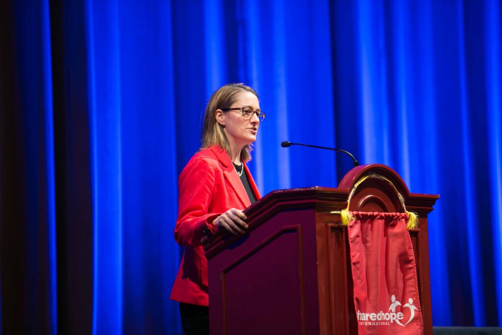 JuST 2015 Samantha at Podium